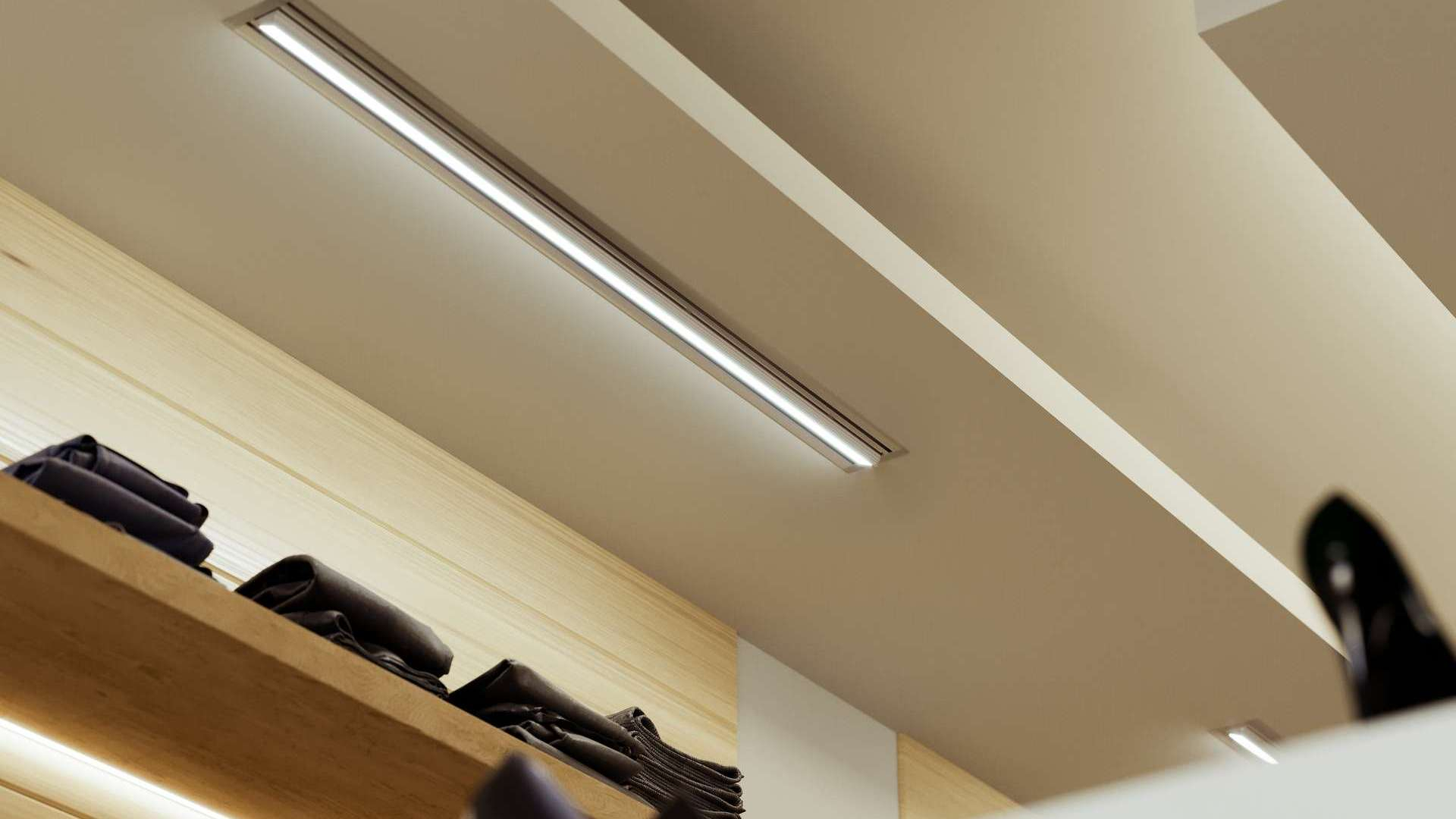 Lumines profile type Roset lacquered white, 2,02 m