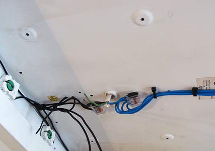 Podłączenie gniazd do sieci elektrycznej 230V przy pomocy złącza wago